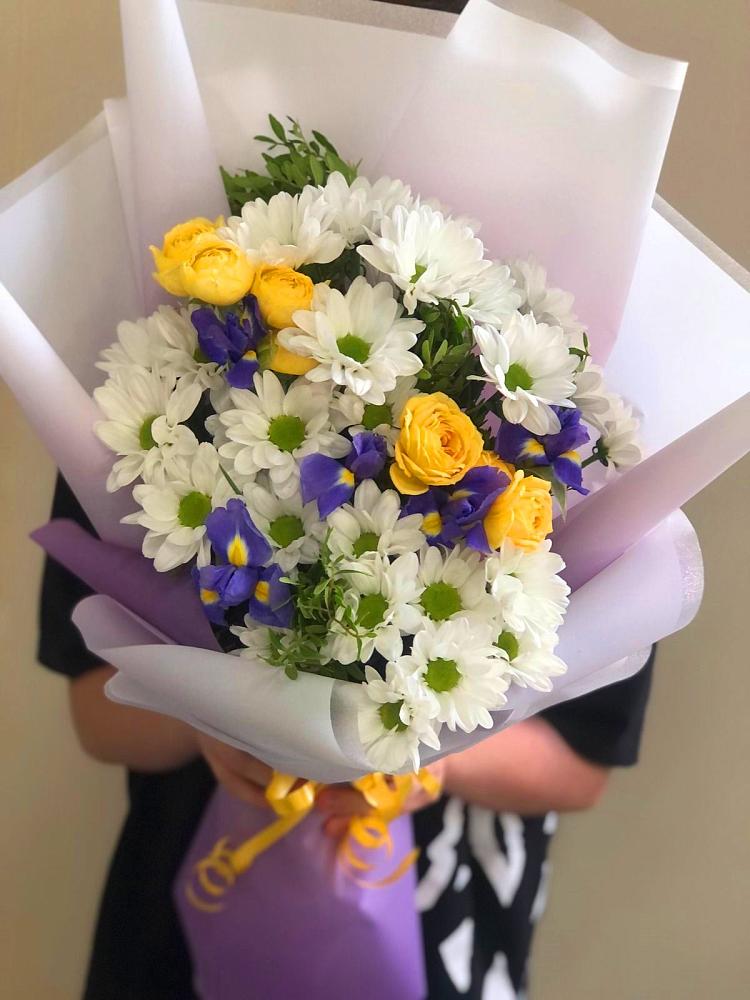 Букет цветов из: Ирисы, Хризантемы и Розы в Раздольном Ставропольского края