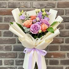 Букет цветов из:  Лизиантусы и Розы в Раздольном Ставропольского края