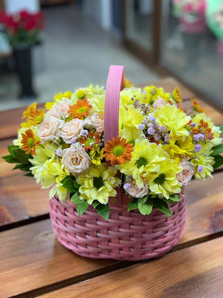 Цветочная композиция из Хризантемы и Розы в корзине в Раздольном Ставропольского края