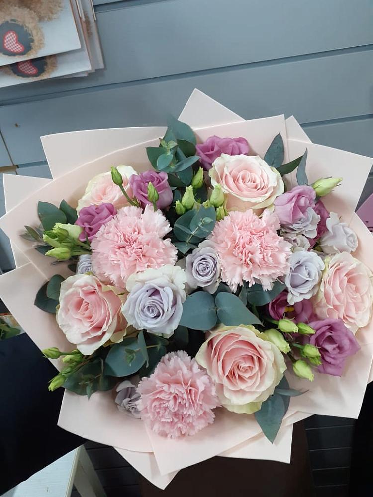 Букет цветов из: Розы, Гвоздики и Лизиантусы в Раздольном Ставропольского края