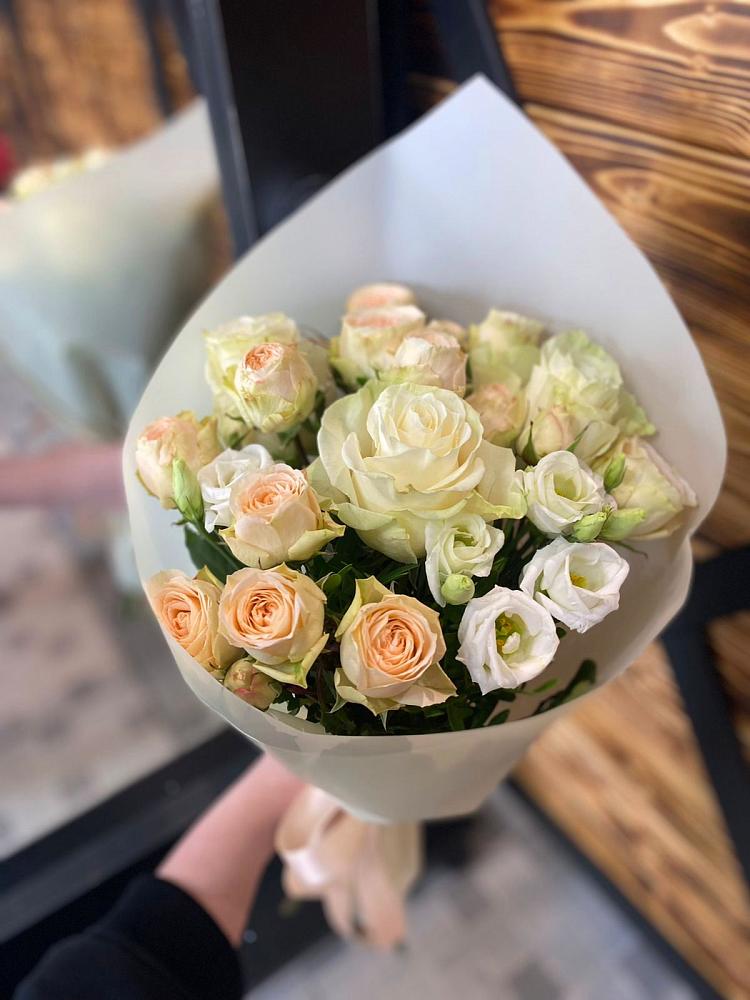 Букет цветов из: Розы и Лизиантусы в Раздольном Ставропольского края